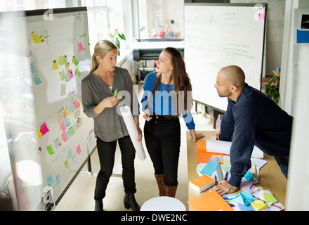 La gente di affari di discutere in ufficio creativo Foto Stock