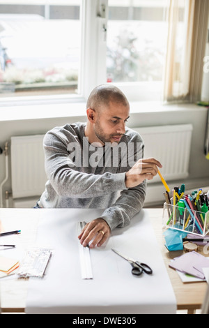 Imprenditore lavora alla scrivania in ufficio creativo Foto Stock