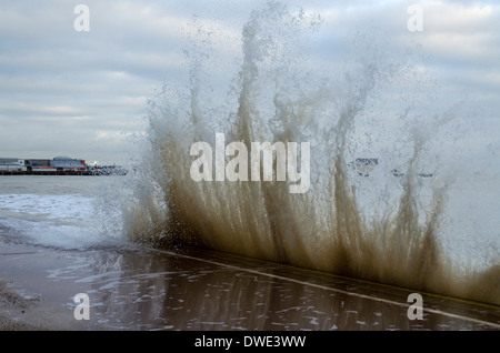 Le onde di colpire un muro di mare Foto Stock