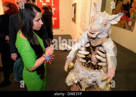 New York, Stati Uniti d'America. 05 Mar, 2014. Una donna guarda la scultura "l amore dei venti da Marc Quinn durante la fiera d'arte 'l'Armory Show di New York, Stati Uniti d'America, 05 marzo 2014. Foto: Felix Hoerhager/dpa/Alamy Live News Foto Stock