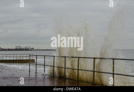 Le onde di colpire un muro di mare Foto Stock