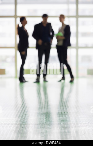 La gente di affari in piedi in ufficio Foto Stock