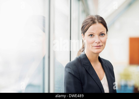 Ritratto di fiducioso imprenditrice in office Foto Stock