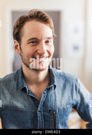 Ritratto di uomo sorridente Foto Stock