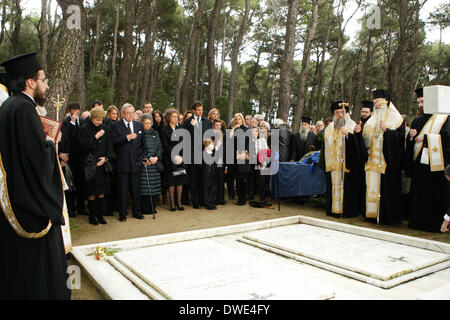 Tatoi, Grecia. 6 Mar 2014. In occasione del cinquantesimo anniversario del Re Paolo la morte i suoi figli, re Costantino II di Grecia, Regina Anna-Maria, regina SofÃ-a della Spagna e la principessa Irene, e molti altri membri della famiglia si sono riuniti nella capitale Greca per tenere un memoriale di servizio per i loro genitori Credito: Aristidis Vafeiadakis/ZUMAPRESS.com/Alamy Live News Foto Stock