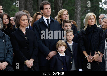 Tatoi, Grecia. 6 Mar 2014. In occasione del cinquantesimo anniversario del Re Paolo la morte i suoi figli, re Costantino II di Grecia, Regina Anna-Maria, regina SofÃ-a della Spagna e la principessa Irene, e molti altri membri della famiglia si sono riuniti nella capitale Greca per tenere un memoriale di servizio per i loro genitori Credito: Aristidis Vafeiadakis/ZUMAPRESS.com/Alamy Live News Foto Stock