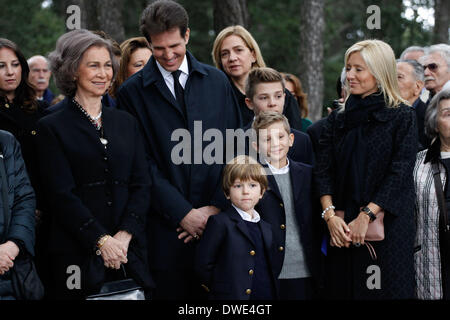 Tatoi, Grecia. 6 Mar 2014. In occasione del cinquantesimo anniversario del Re Paolo la morte i suoi figli, re Costantino II di Grecia, Regina Anna-Maria, regina SofÃ-a della Spagna e la principessa Irene, e molti altri membri della famiglia si sono riuniti nella capitale Greca per tenere un memoriale di servizio per i loro genitori Credito: Aristidis Vafeiadakis/ZUMAPRESS.com/Alamy Live News Foto Stock