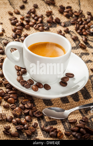 Espresso, la tazza di caffè, versato del caffè in grani Foto Stock