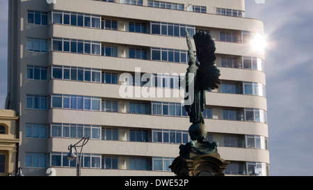 Statua di pace, Brighton e Hove, in vista posteriore Monumento a Edward 7th, Ambasciata corte Foto Stock