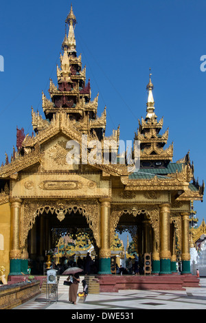 Templi della Shwedagon pagoda complesso - Yangon in Myanmar (Birmania). Foto Stock
