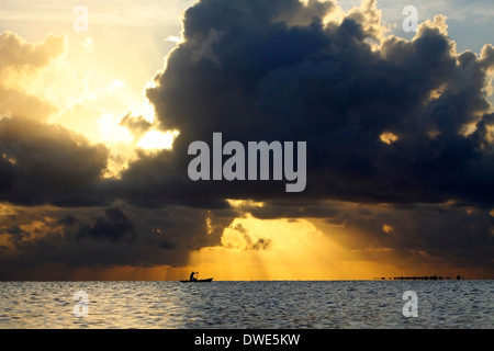 Fisherman paddling out per la pesca in Quirimbas National Park. Mozambico. Foto Stock