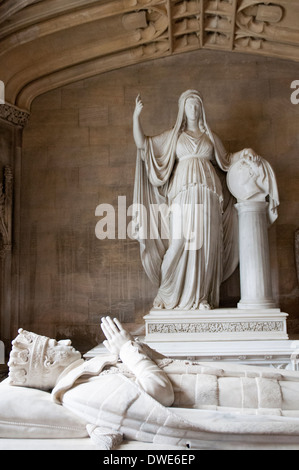 Tomba all interno della chiesa di San Pietro e di San Paolo a Belton House, Grantham Lincolnshire UK Foto Stock