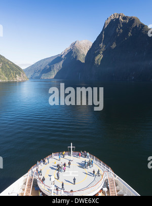 Nuova Zelanda, Milford Sound, Fiordland National Park - Cruse Ship naviga verso Milford Sound, South Island Foto Stock