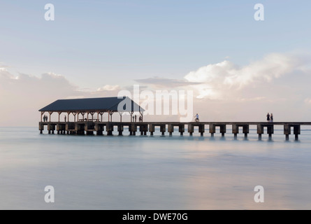 Hanalei Bay, Kauai, Hawaii, Stati Uniti d'America - i turisti e i turisti guardare il tramonto dal Molo di Hanalei Foto Stock