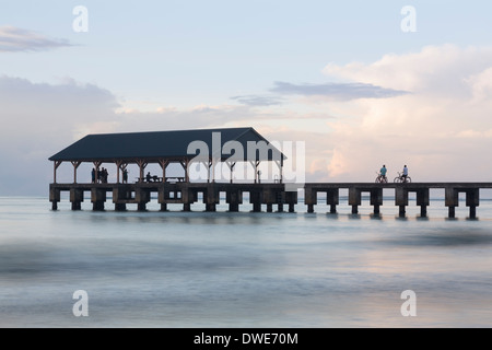 Hawaii, Stati Uniti - Hanalei Bay, Kauai - turisti e turisti osservano l'alba dal Molo di Hanalei Foto Stock