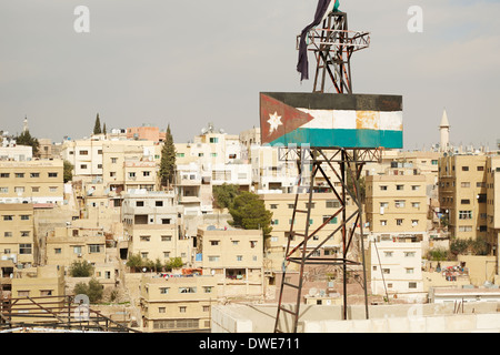 Rusty Bandiera della Giordania e Amman edifici vista in Giordania Foto Stock