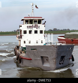 Traffico fluviale sul fiume Irrawaddy Ayeyarwaddy (fiume) in Myanmar (Birmania) Foto Stock