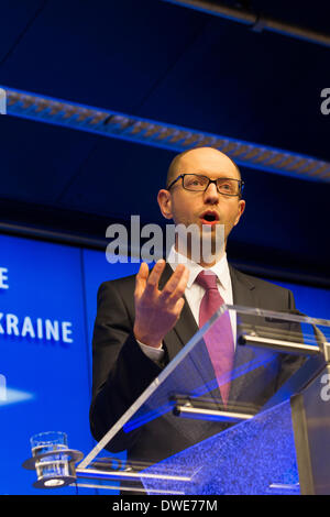 Arseniy yatsenyuk arseny yatsenyiuk ucraina il primo ministro parlando in europa Foto Stock