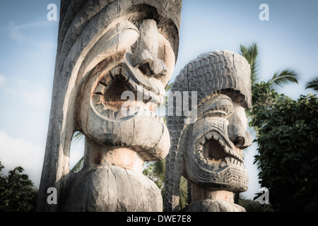 Tikis (ki'i) a Pu'uhonua O Honaunau (città di rifugio) National Historic Park, Costa di Kona, Hawaii USA Foto Stock