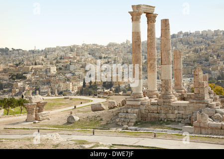 Tempio di Ercole sulla cittadella di Amman con vista sulla città, Giordania Foto Stock