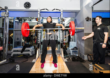 Londra, Regno Unito. Giovedì 6 marzo. 2014: Zoe Smith, inglese weightlifter e Olympian al lancio della BodyPowerExpo conferenza stampa. Zoe, che ora è un KBTEducation atleta sponsorizzato e funziona come parte del team KBTEducation, ha dato una serie di dimostrazioni in tecniche di sollevamento pesi allenata da Sam Dovey.. Fotografo; Gordon Scammell/Alamy Live News. Foto Stock