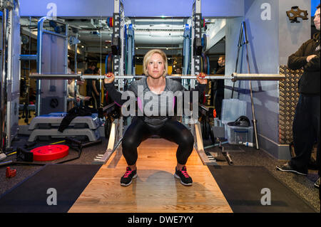 Londra, Regno Unito. Giovedì 6 marzo. 2014: Carly Thornton, personal fitness coach e professionale modello fitness al lancio della BodyPowerExpo conferenza stampa. Carly è in corso di coaching per migliorare la sua weighlifting tecniche. Fotografo; Gordon Scammell/Alamy Live News. Foto Stock