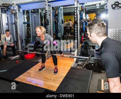 Londra, Regno Unito. Giovedì 6 marzo. 2014: Carly Thornton, personal fitness coach e professionale modello fitness al lancio della BodyPowerExpo conferenza stampa. Carly è in corso di coaching per migliorare le sue tecniche weighlifting. Fotografo; Gordon Scammell/Alamy Live News. Foto Stock