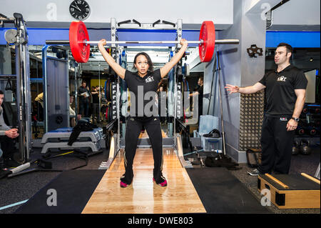 Londra, UK. Giovedì 6 marzo. 2014: Zoe Smith, inglese weightlifter e Olympian al lancio della BodyPowerExpo conferenza stampa. Zoe, che ora è un KBTEducation atleta sponsorizzato e funziona come parte del team KBTEducation, ha dato una serie di dimostrazioni in tecniche di sollevamento pesi allenata da Sam Dovey.. Fotografo; Gordon Scammell/Alamy Live News. Foto Stock