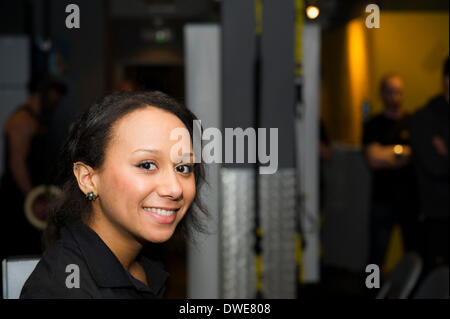 Londra, Regno Unito. Giovedì 6 marzo. 2014: Zoe Smith, inglese weightlifter e Olympian al lancio della BodyPowerExpo conferenza stampa. Zoe, che ora è un KBTEducation atleta sponsorizzato e funziona come parte del team KBTEducation, ha dato una serie di dimostrazioni in tecniche di sollevamento pesi. Fotografo; Gordon Scammell/Alamy Live News. Foto Stock