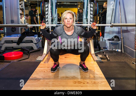 Londra, Regno Unito. Giovedì 6 marzo. 2014: Carly Thornton, personal fitness coach e professionale modello fitness al lancio della BodyPowerExpo conferenza stampa. Carly è in corso di coaching per migliorare il suo sollevamento pesi tecniche. Fotografo; Gordon Scammell/Alamy Live News. Foto Stock