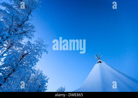 Tenda Sami e alberi a basse temperature invernali di -47 gradi centigradi. Vicino al IceHotel, Lapponia, Svezia Foto Stock