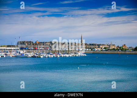 Vista di Saint Malo Bretagna Francia attraverso la baia. Foto Stock