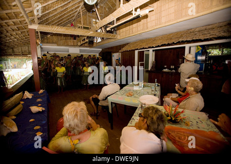 Un gilbertino balli di gruppo suona presso il PT-109 Bar & Ristorante, Gizo, Ghizo Isola, Sud Pacifico Foto Stock