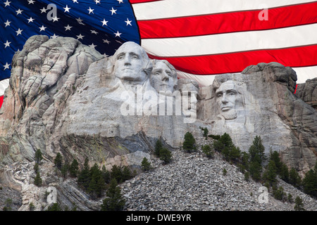 Il monte Rushmore con grandi noi bandiera dietro di esso. Foto Stock