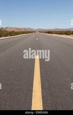 Deserto polveroso highway attraverso il nord-est in California Foto Stock