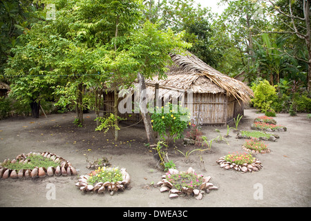 Alloggiamento tradizionale su Santa Ana Isola, Isole Salomone, Sud Pacifico Foto Stock