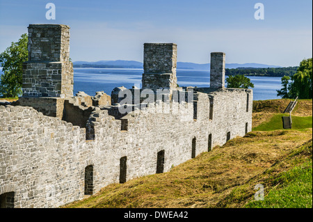 Ruderi di pietra di soldati nelle caserme British Fort al Crown Point sul Lago Champlain New York Foto Stock