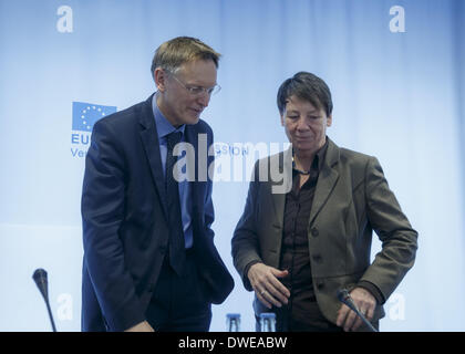 Berlino, Germania. 6 Mar 2014. In occasione di una riunione nel quadro della sua visita a Berlino, ambiente Ue Commissario Janez Potocnik e German Federal Environment Ministro Barbara Hendricks ha parlato tra le altre cose, l'attuazione del recentemente adottato UE del Settimo Programma di azione per l'ambiente, che costituisce il quadro delle comunità politiche ambientali e climatiche fino al 2020. Dopo la riunione che essi danno una conferenza stampa congiunta presso la Rappresentanza della Commissione europea a Berlino. Foto Stock