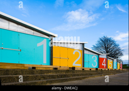 Spiaggia di capanne con luminose porte colorate. Foto Stock