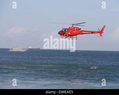 Elicottero di salvataggio di persone dal mare mosso di Copacabana Beach. Foto Stock