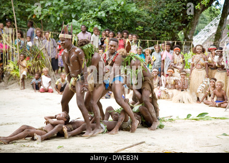 Warrior ballerini di fornire una serie di prestazioni su Nggela Isola, Isole Salomone, Sud Pacifico Foto Stock