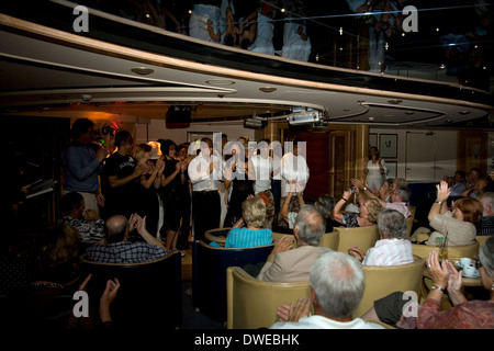 Equipaggio talent show in Orion Leda Lounge, Melanesia & Isole Salomone crociera inaugurale, 2008. Foto Stock