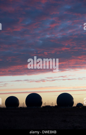 Cupole che coprono gli scanner del radar a RAF Croughton. Northamptonshire, Inghilterra all'alba. Silhouette Foto Stock