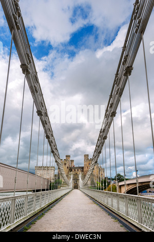 Il Footbridge attraverso l ingresso del Conwy Castle, Conwy, Galles del Nord, Regno Unito Foto Stock