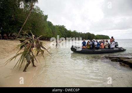 Spaventosi ma friendly' guerrieri' salutare i passeggeri in arrivo dalla Australian expedition cruiser Orion, Sud Pacifico Foto Stock