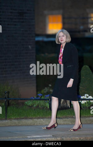 Londra, Regno Unito. Il 6 marzo 2014. A Downing Street, Londra. Le donne del mondo evento tenutosi a 10 Downing Street, Londra. Nella foto: Theresa Maggio. Credito: Lee Thomas/Alamy Live News Foto Stock