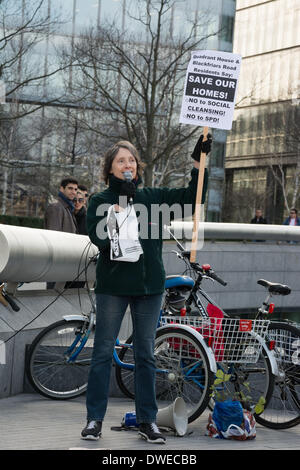 City Hall di Londra, UK, 6 marzo, 2014. I manifestanti si raccolgono al di fuori del municipio per una manifestazione contro la crisi abitativa. Gli attivisti mirati sindaco di Londra Boris Johnson imminente di presenze di MIPIM, il più grande del mondo salone immobiliare, sostenendo che la risultante dei piani per la rigenerazione andrà a beneficio di business piuttosto che gli inquilini, il vulnerably alloggiati e i senzatetto. Foto Stock