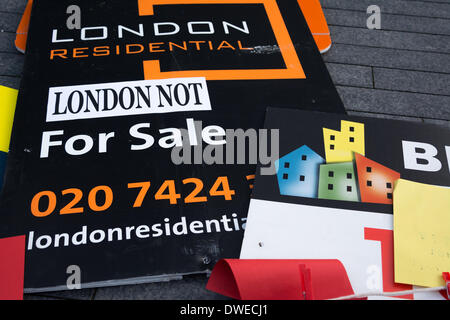 City Hall di Londra, UK, 6 marzo, 2014. I manifestanti si raccolgono al di fuori del municipio per una manifestazione contro la crisi abitativa. Gli attivisti mirati sindaco di Londra Boris Johnson imminente di presenze di MIPIM, il più grande del mondo salone immobiliare, sostenendo che la risultante dei piani per la rigenerazione andrà a beneficio di business piuttosto che gli inquilini, il vulnerably alloggiati e i senzatetto. Foto Stock