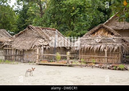 Alloggiamento tradizionale su Santa Ana Isola, Isole Salomone, Sud Pacifico Foto Stock