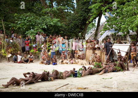 Warrior ballerini di fornire una serie di prestazioni su Nggela Isola, Isole Salomone, Sud Pacifico Foto Stock